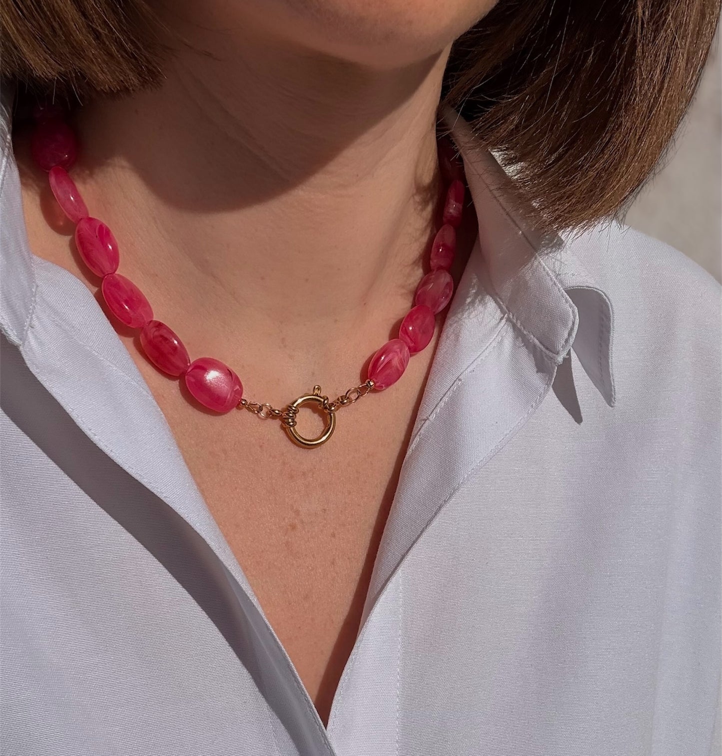 Collier Rivage rose fushia porté avec fermoir doré visible