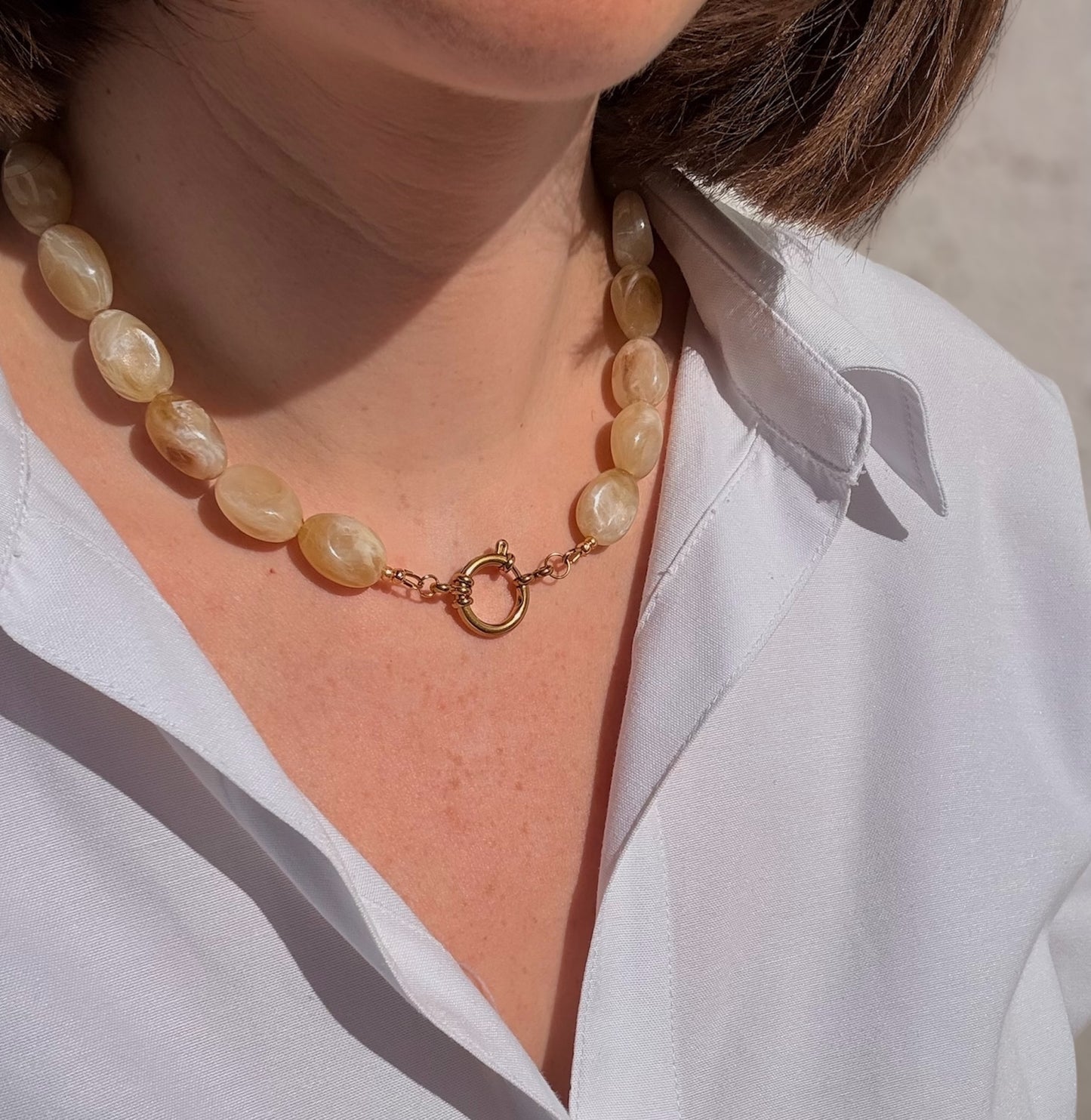 Collier Rivage beige sable porté avec fermoir doré visible