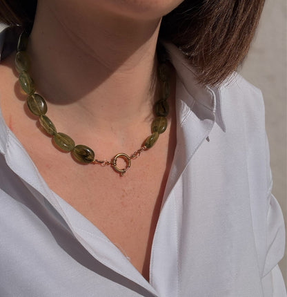 Collier Rivage vert olive porté avec fermoir doré visible