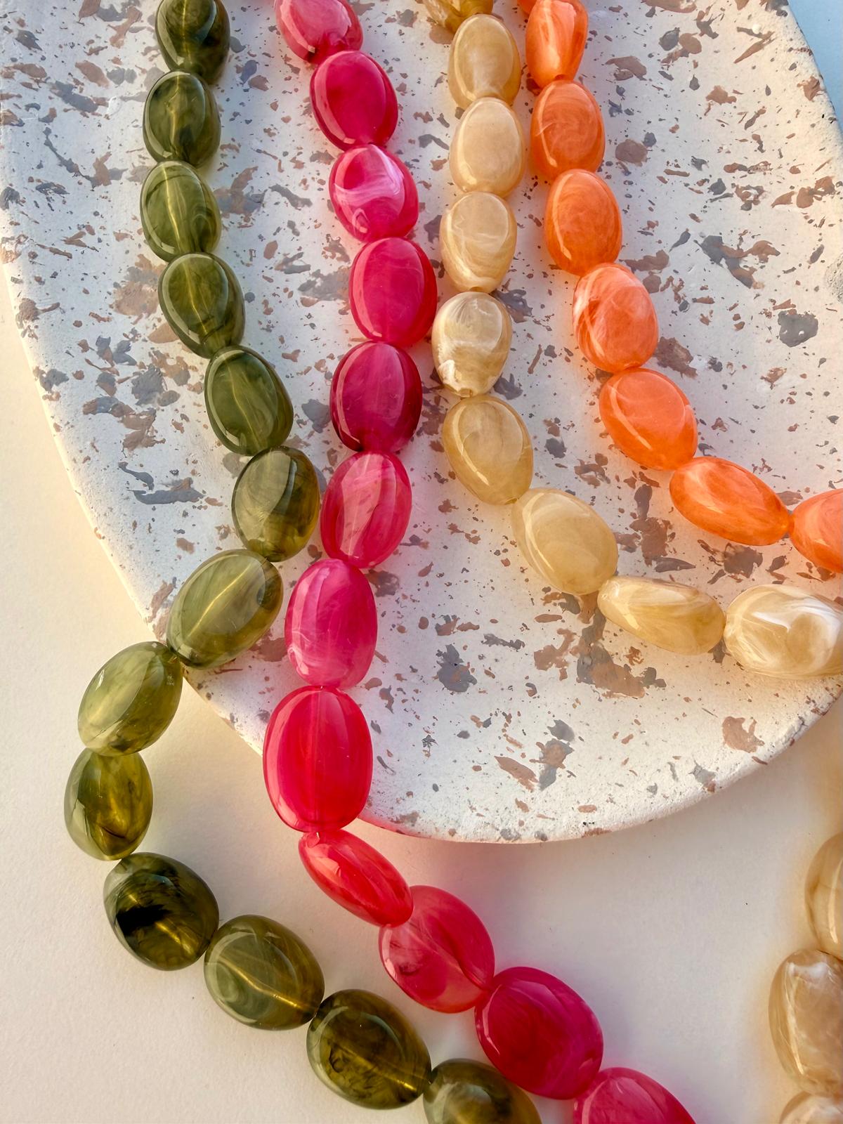 Les 4 colliers Rivage : orange, rose, vert, beige – vue d'ensemble