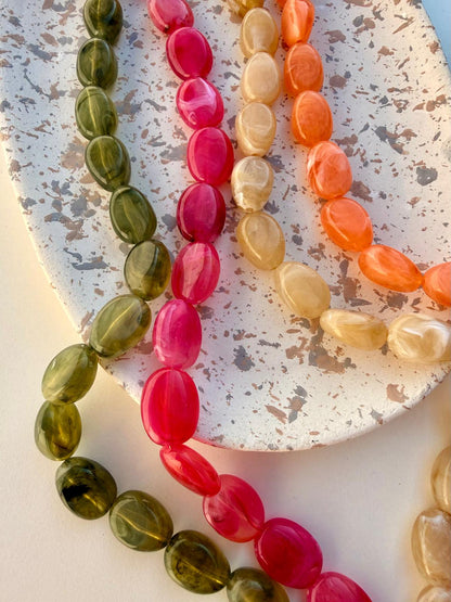 Les 4 colliers Rivage : orange, rose, vert, beige – vue d'ensemble