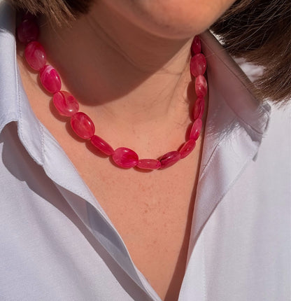 Collier Rivage rose fushia porté avec fermoir à l'arrière