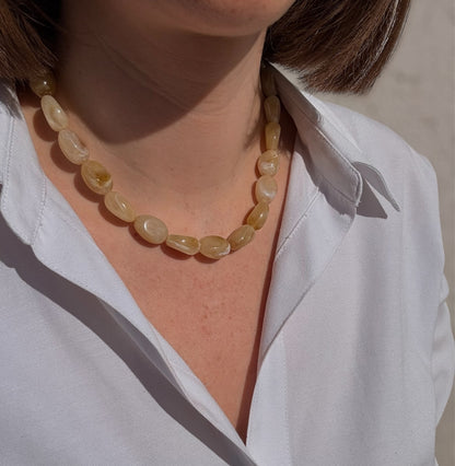 Collier Rivage beige sable porté avec fermoir à l'arrière