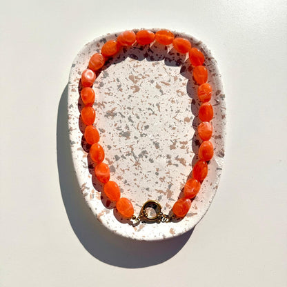 Détail du collier Rivage orange avec perles marbrées