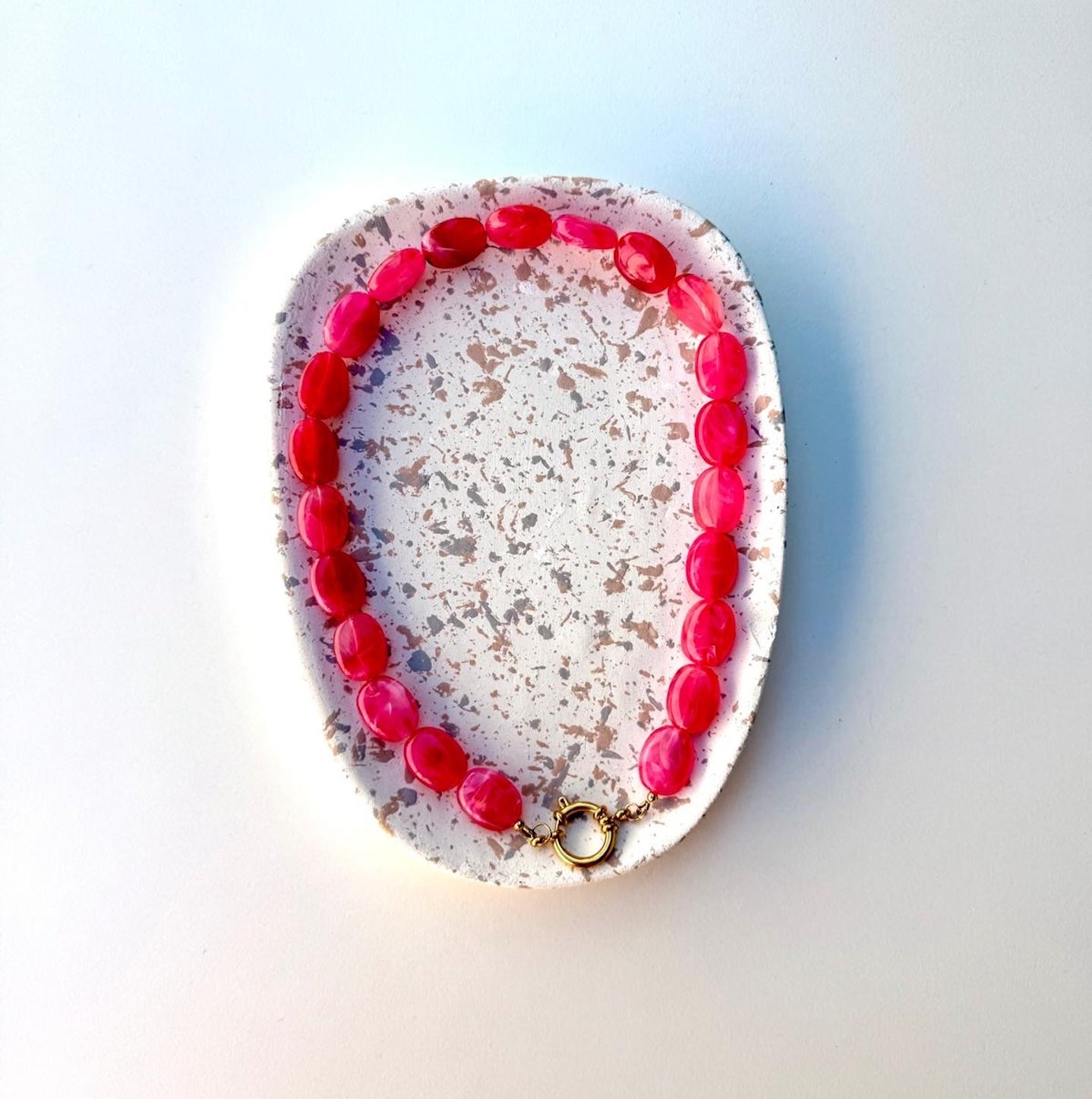 Détail du collier Rivage rose fushia avec perles marbrées