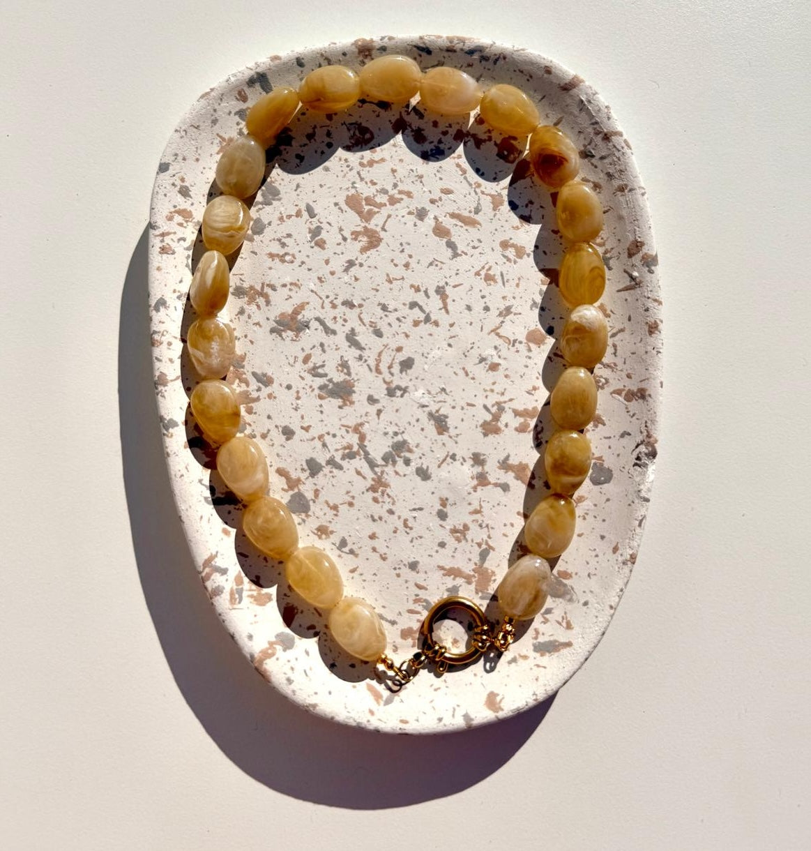 Détail du collier Rivage beige sable avec perles marbrées