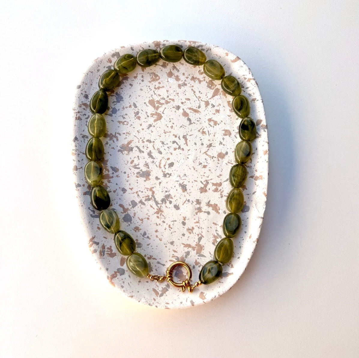 Détail du collier Rivage vert olive avec perles marbrées