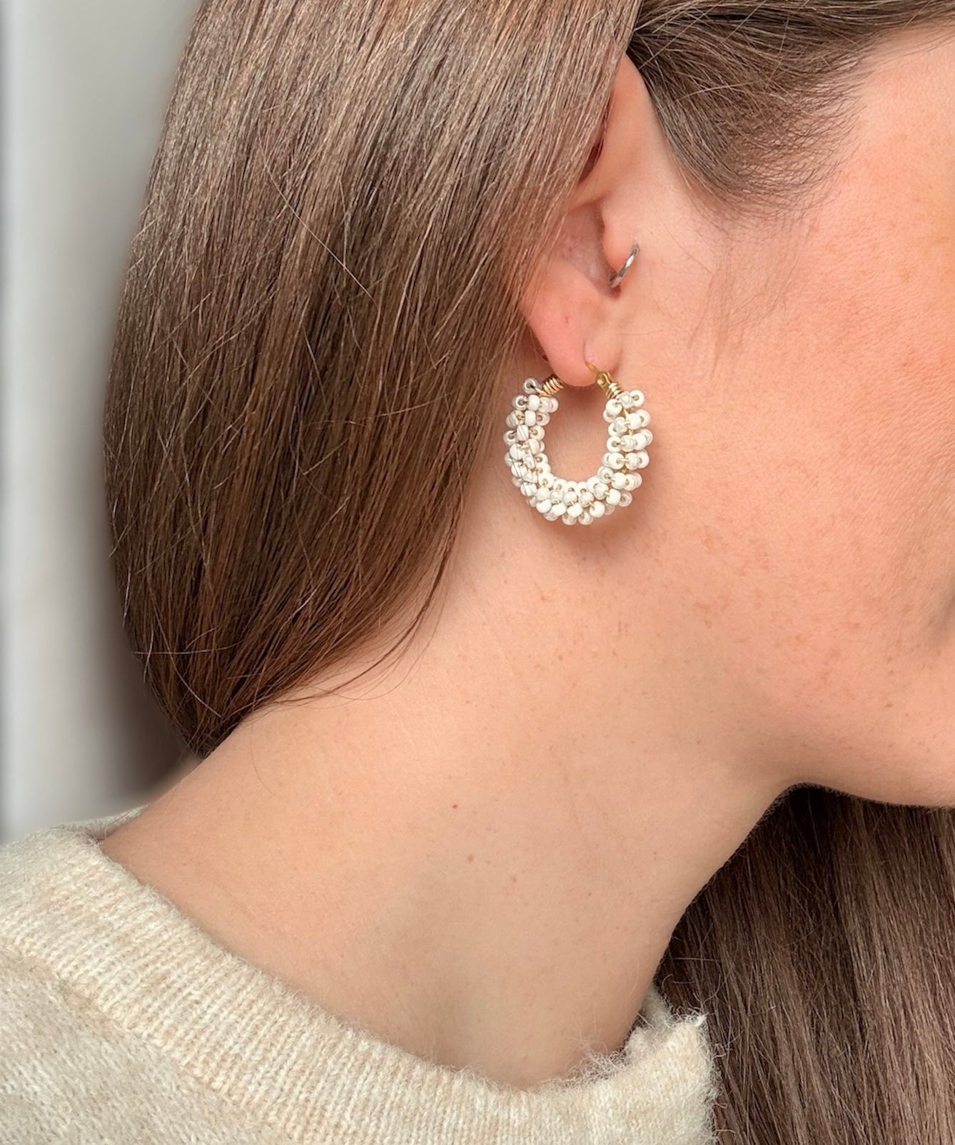 Boucles d’oreilles Aura, créoles perlées couleur Ivoire Doux, portées