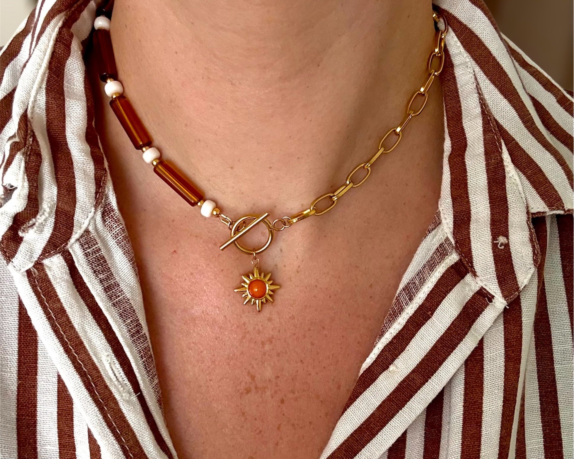 Collier Symbiose avec perles en tube,  soleil doré orange au centre et chaîne en acier inoxydable