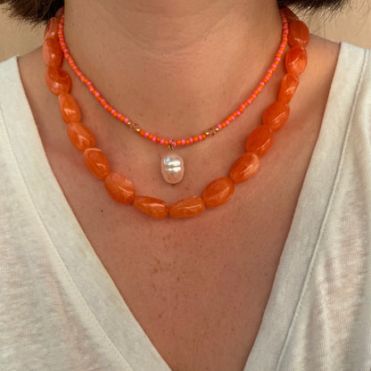 Collier Capri orange porté avec opale orange