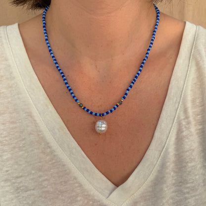 collier Capri bleu porté 