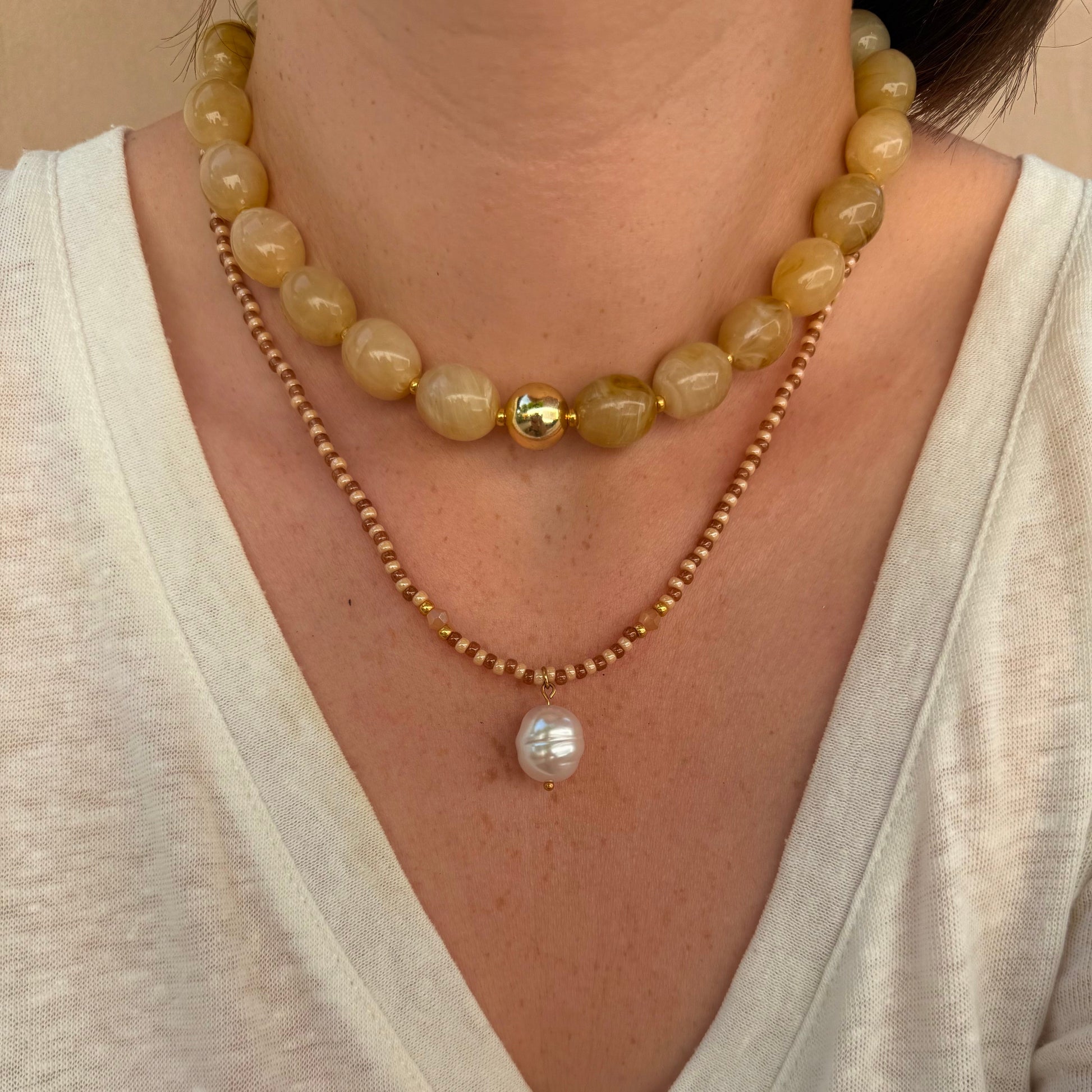 Collier Capri biege porté en composition avec le collier St Tropez beige