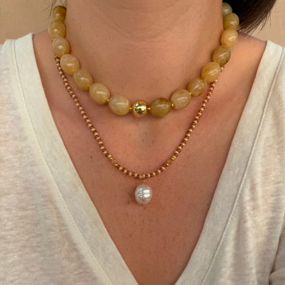 Collier Capri biege porté en composition avec le collier St Tropez beige