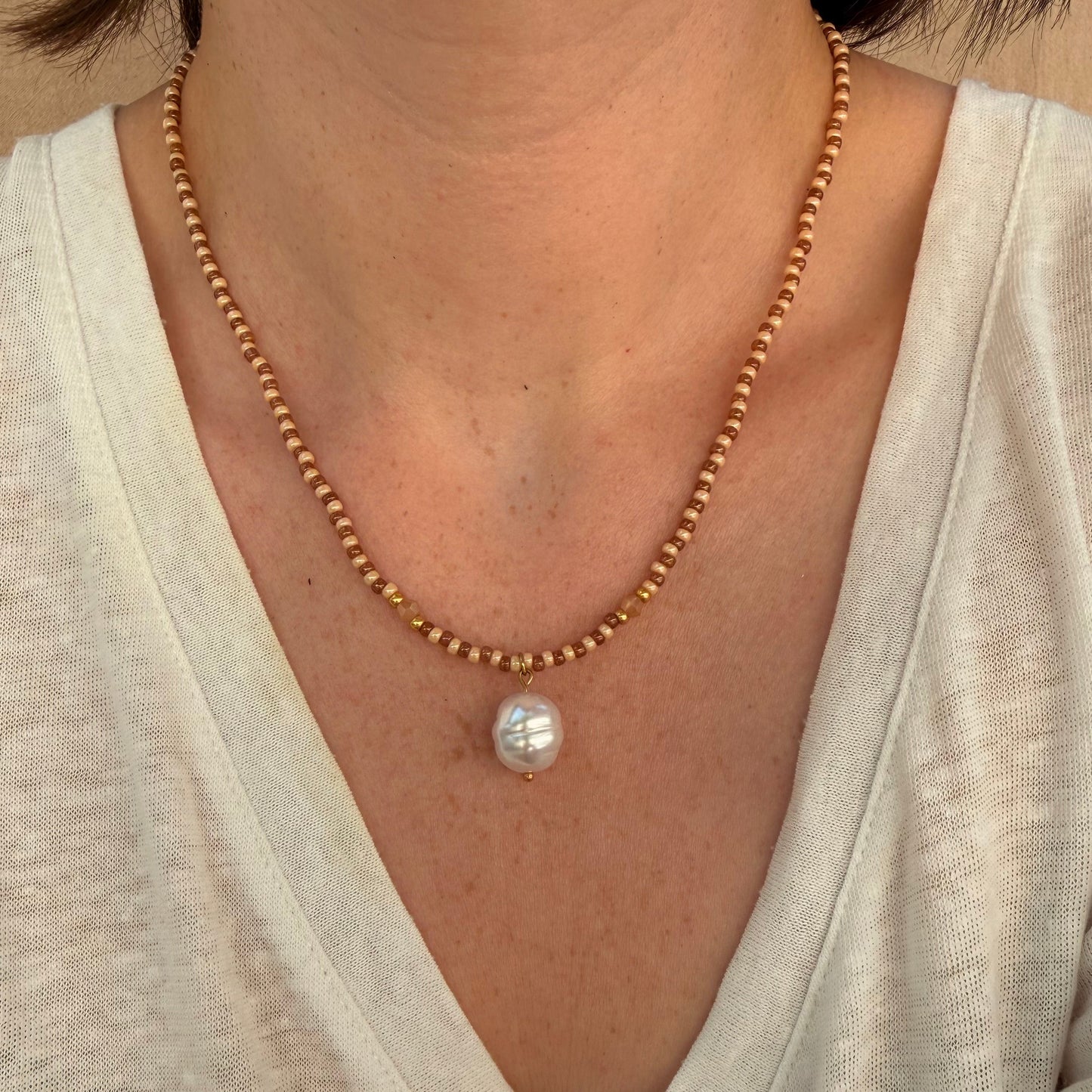 Collier Capri beige porté tee shirt blanc