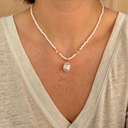 collier Capri porté blanc