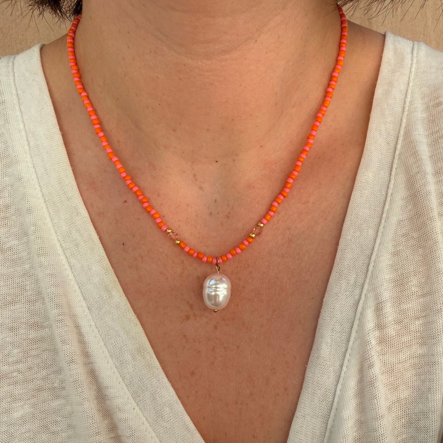 collier Capri orange porté tee shirt blanc
