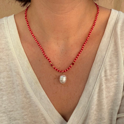 collier Capri rouge porté tee shirt blanc
