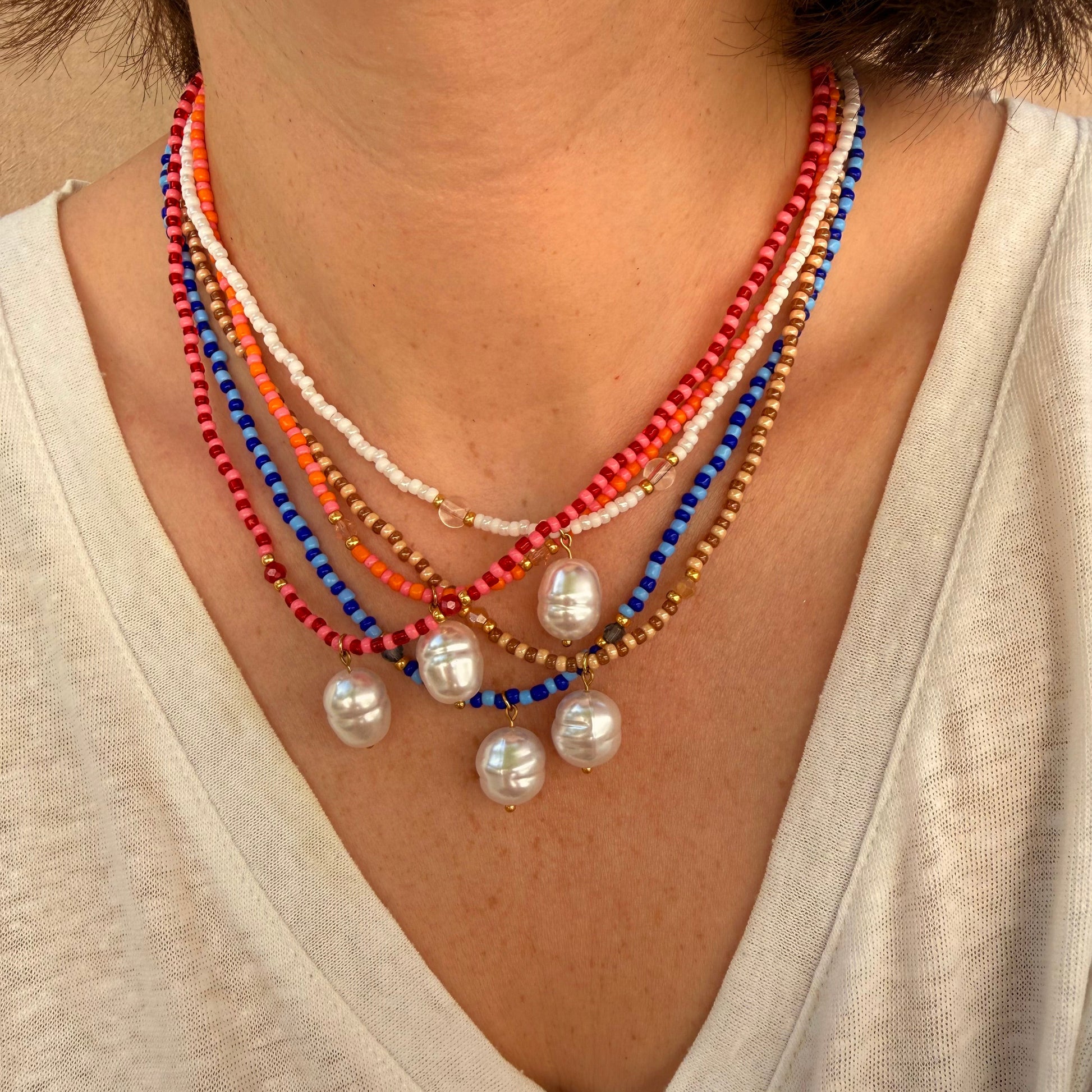 collier Capri portés sur tee-shirt blanc avec les 5 variantes de couleurs