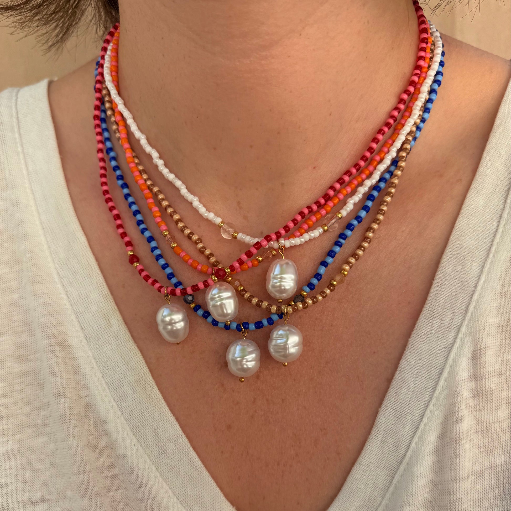 collier Capri portés avec les 5 couleurs 
