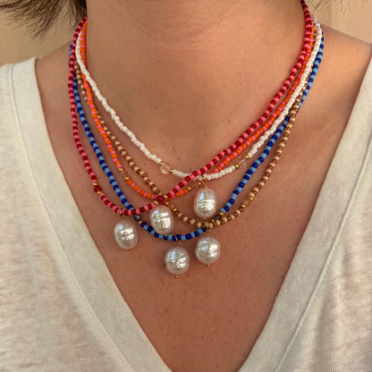 collier Capri portés avec les 5 couleurs 