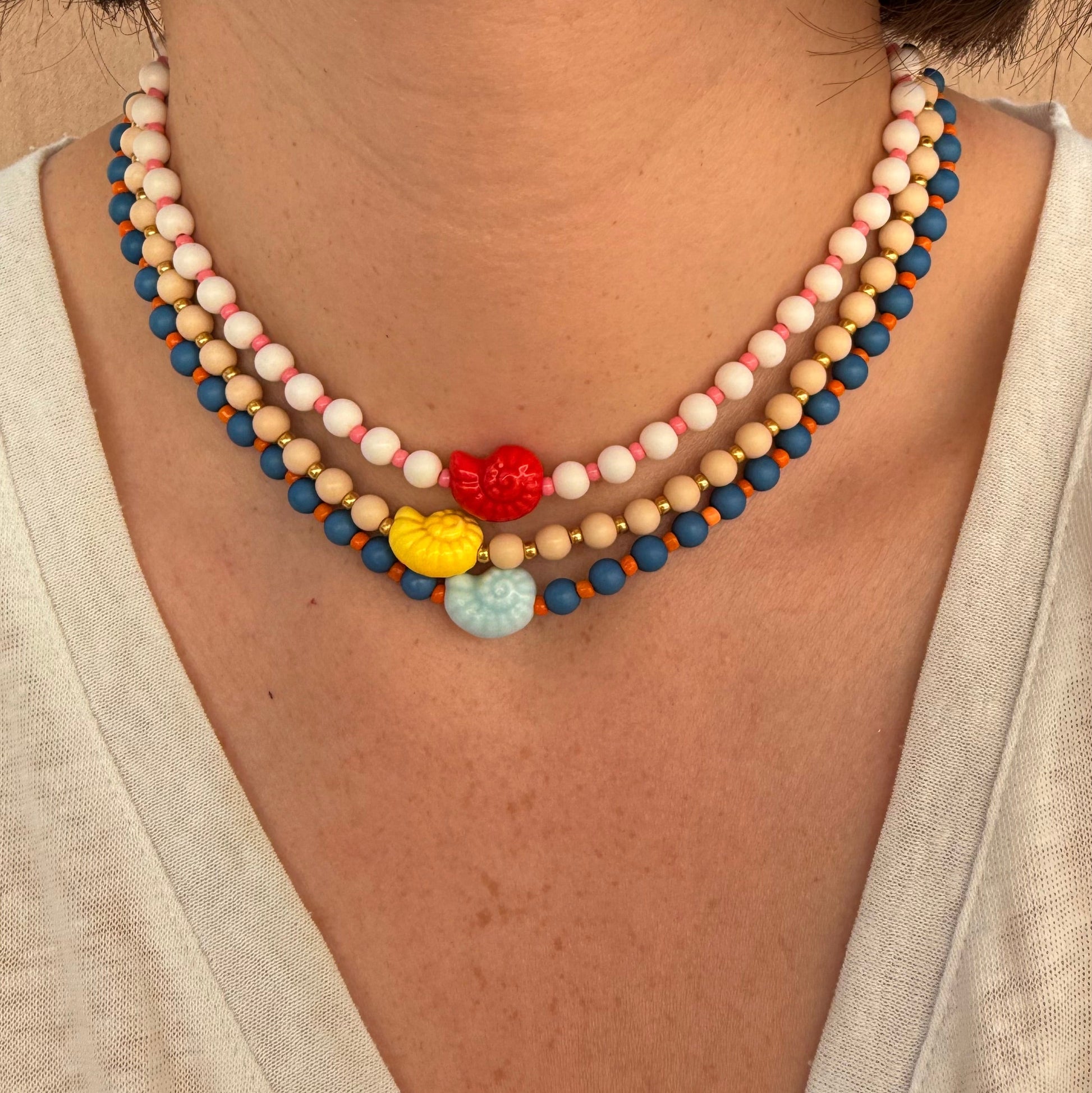 collier Ibiza porté dans les 3 couleurs avec tee-shirt blanc