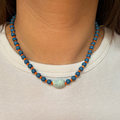 collier Ibiza bleu clair porté sur tee-shirt blanc