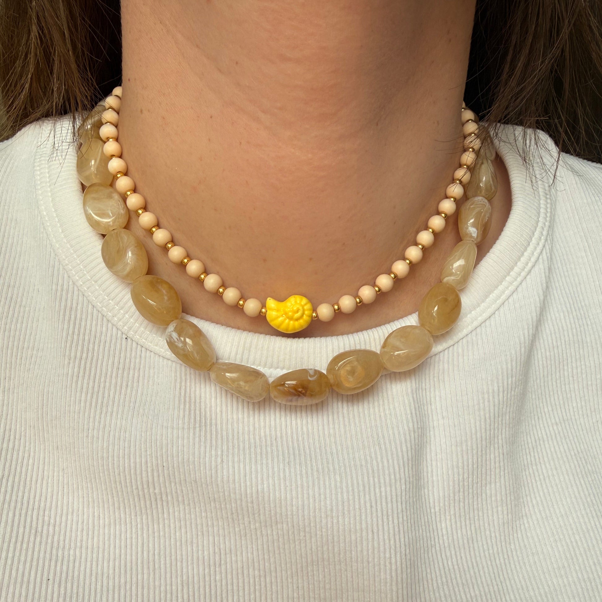Collier Ibiza jaune porté tee shirt blanc superposé avec collier Opale