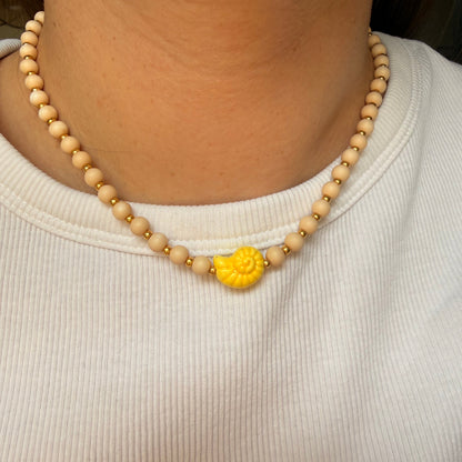 collier Ibiza jaune porté sur tee-shirt blanc