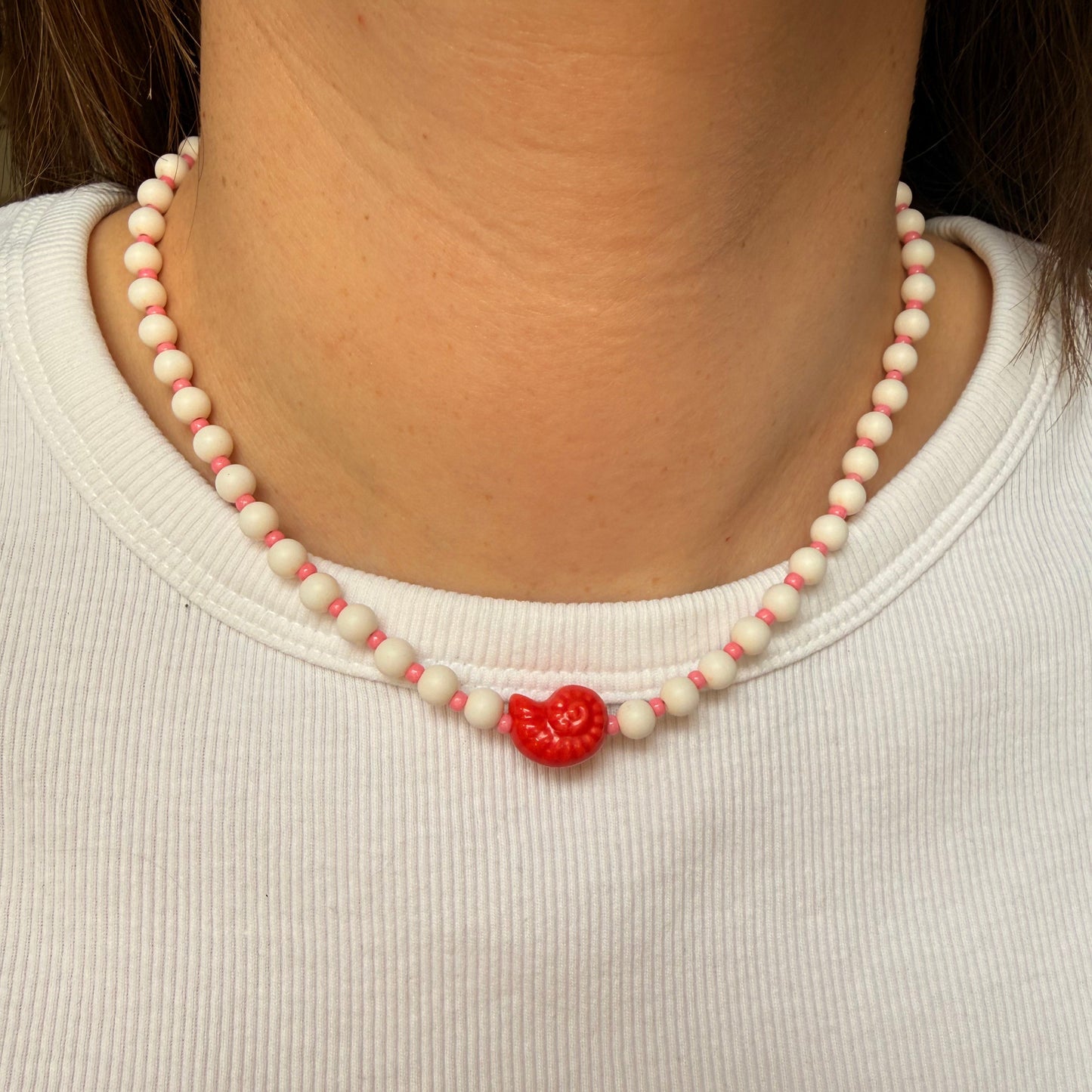 collier Ibiza rouge porté avec tee shirt blanc