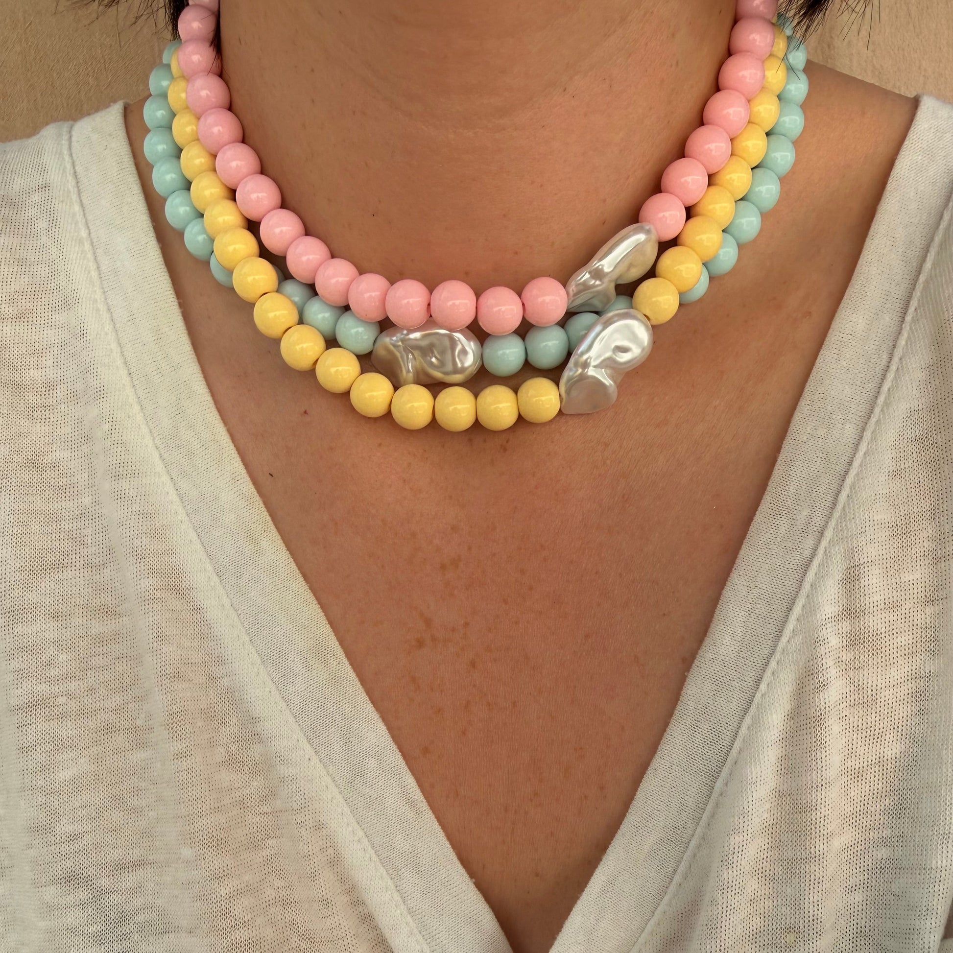 collier Mykonos porté sur les 3 couleurs