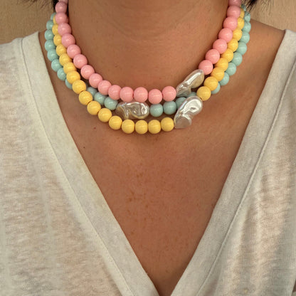 collier Mykonos porté sur les 3 couleurs
