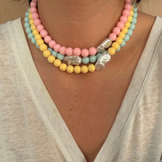 collier Mykonos porté sur les 3 couleurs
