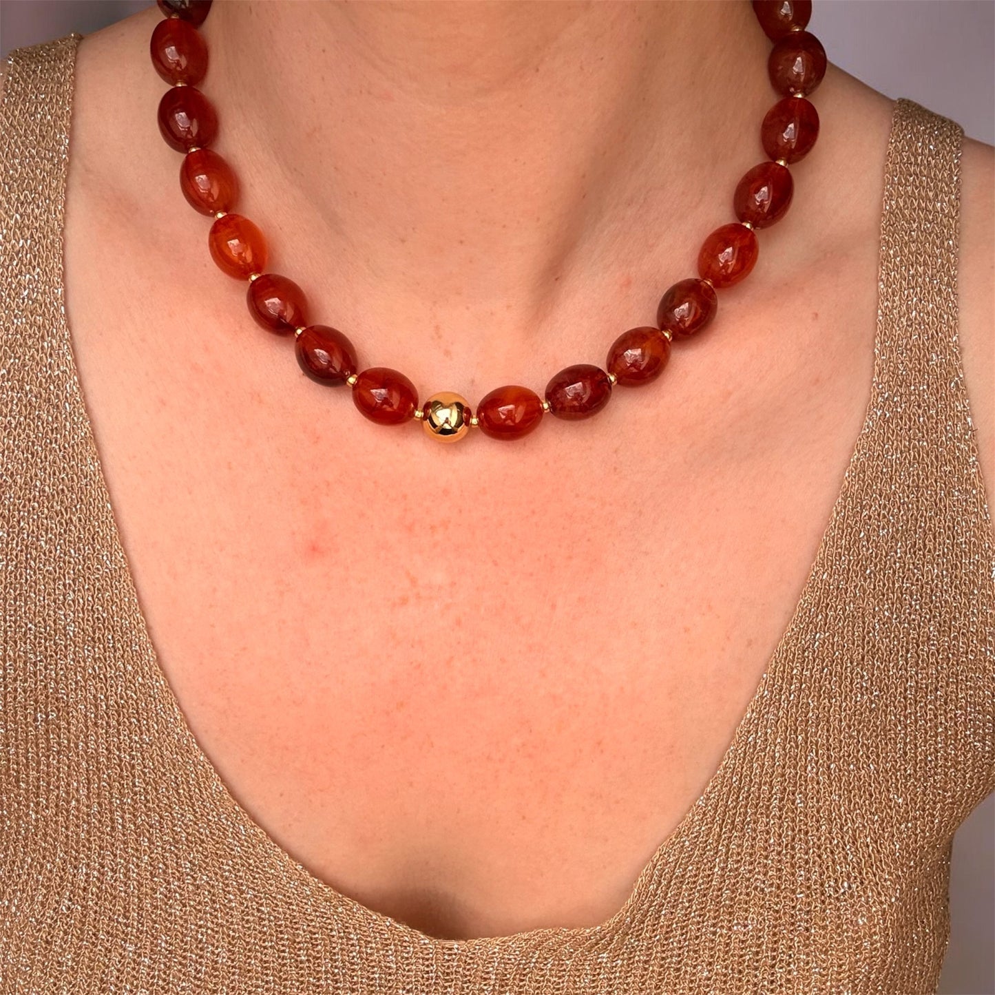 Collier Saint Tropez marron ambré porté avec débardeur