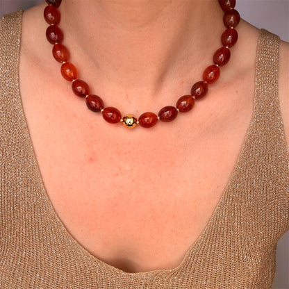Collier Saint Tropez marron ambré porté avec débardeur