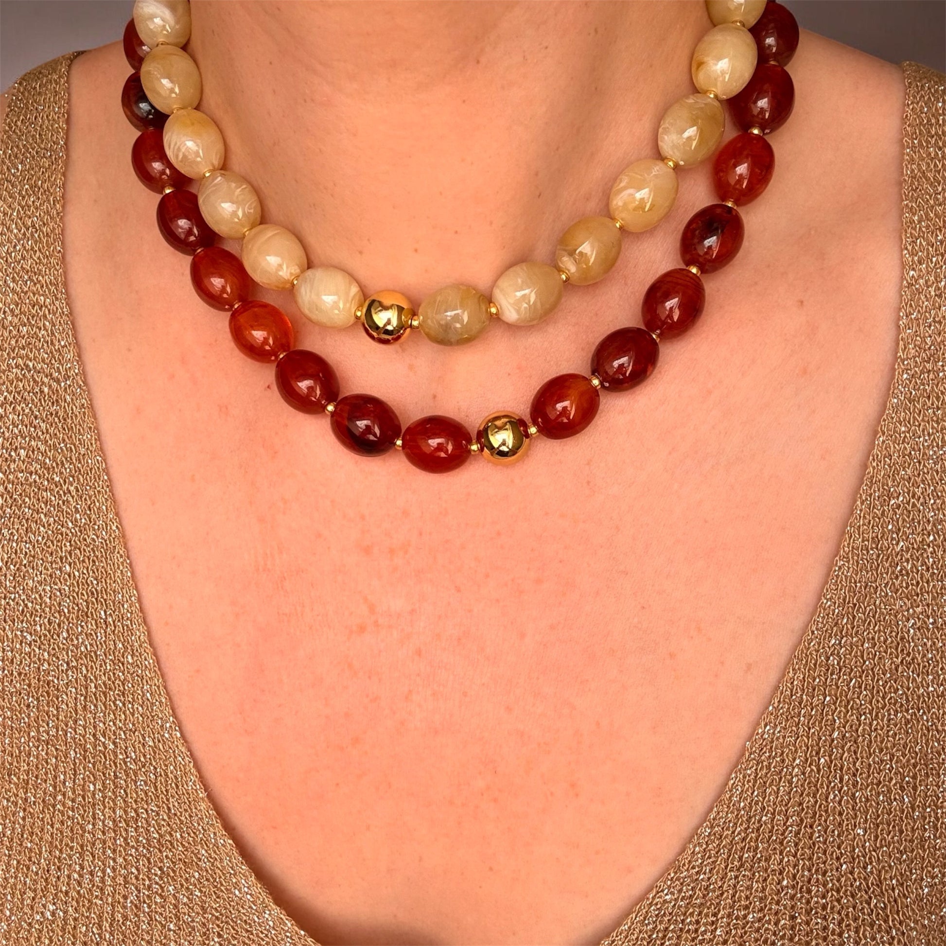 Collier Saint Tropez beige et marron ambré portés ensemble