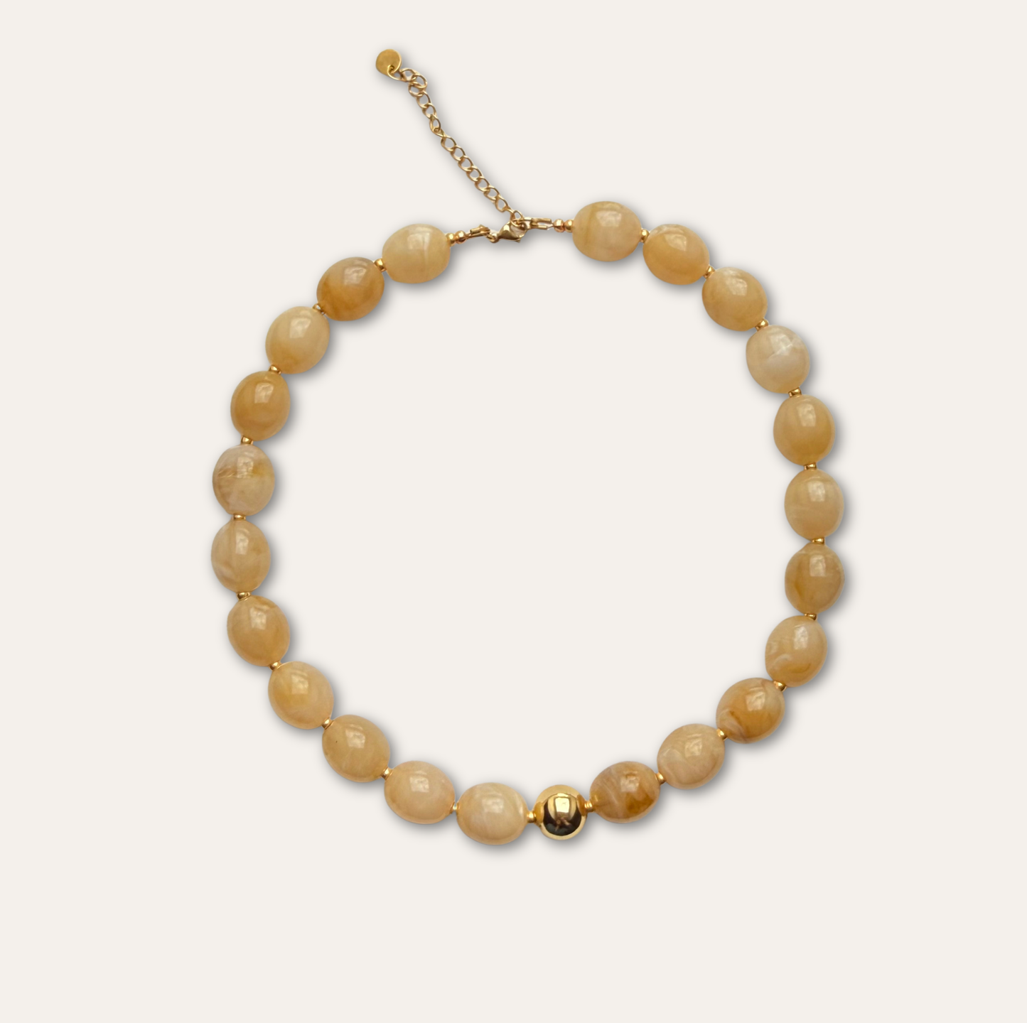 Collier Saint Tropez beige détouré sur fond blanc
