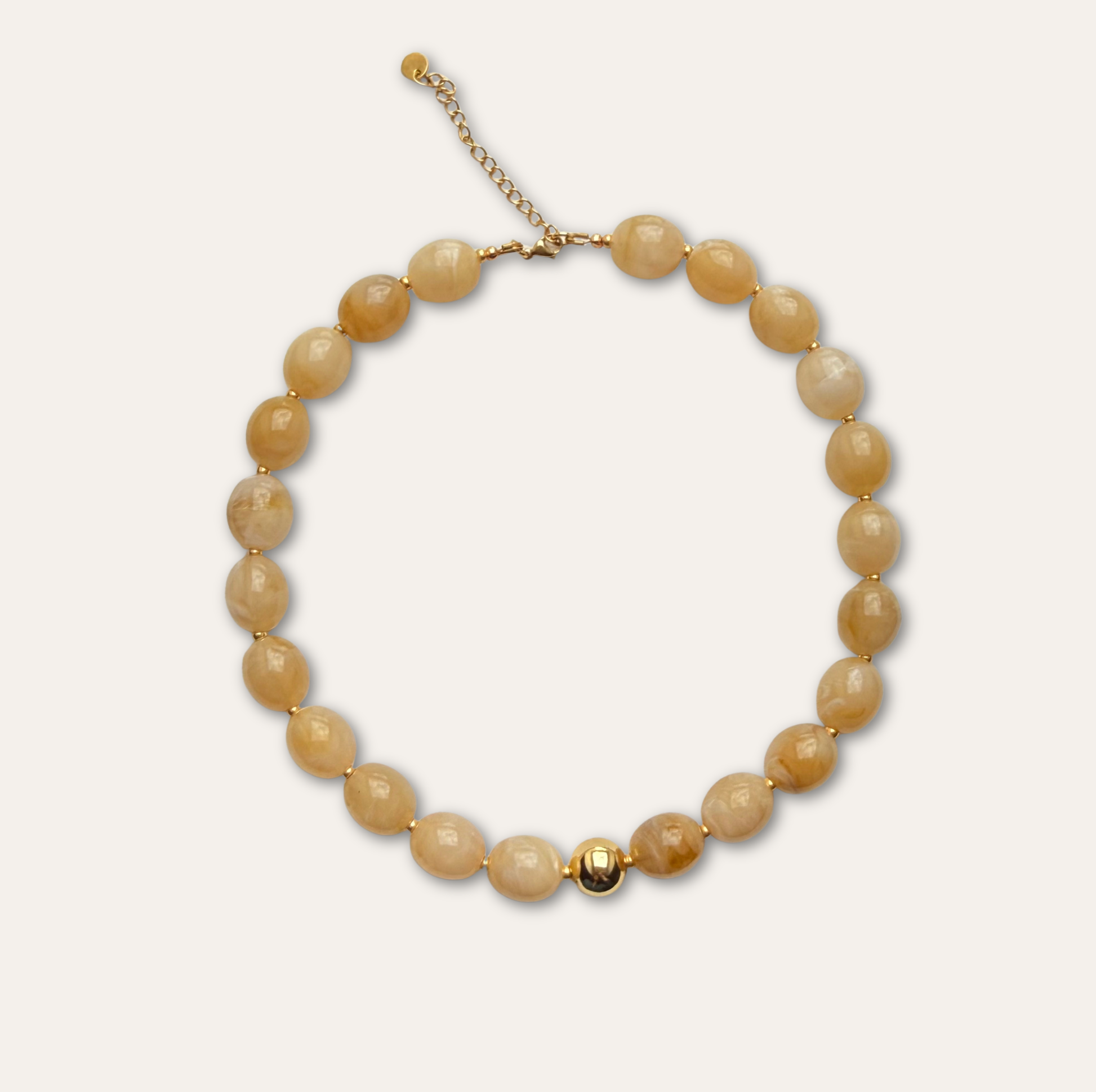 Collier Saint Tropez beige détouré sur fond blanc