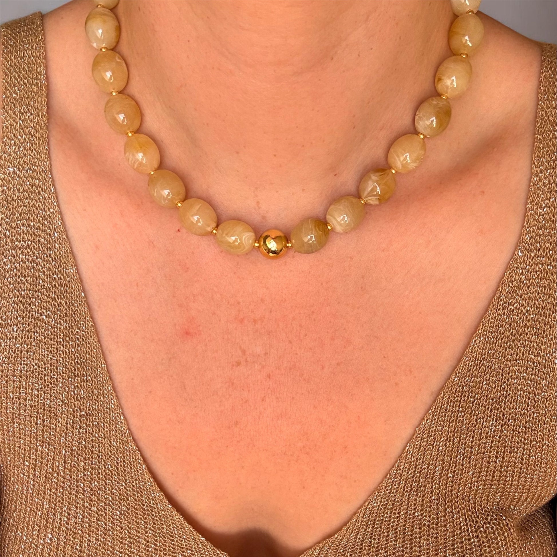 Collier Saint Tropez beige porté avec débardeur 