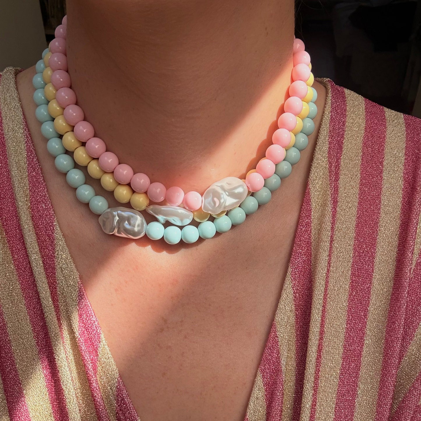 Collier Santorin porté, 3 couleurs rose bleu jaune pastel