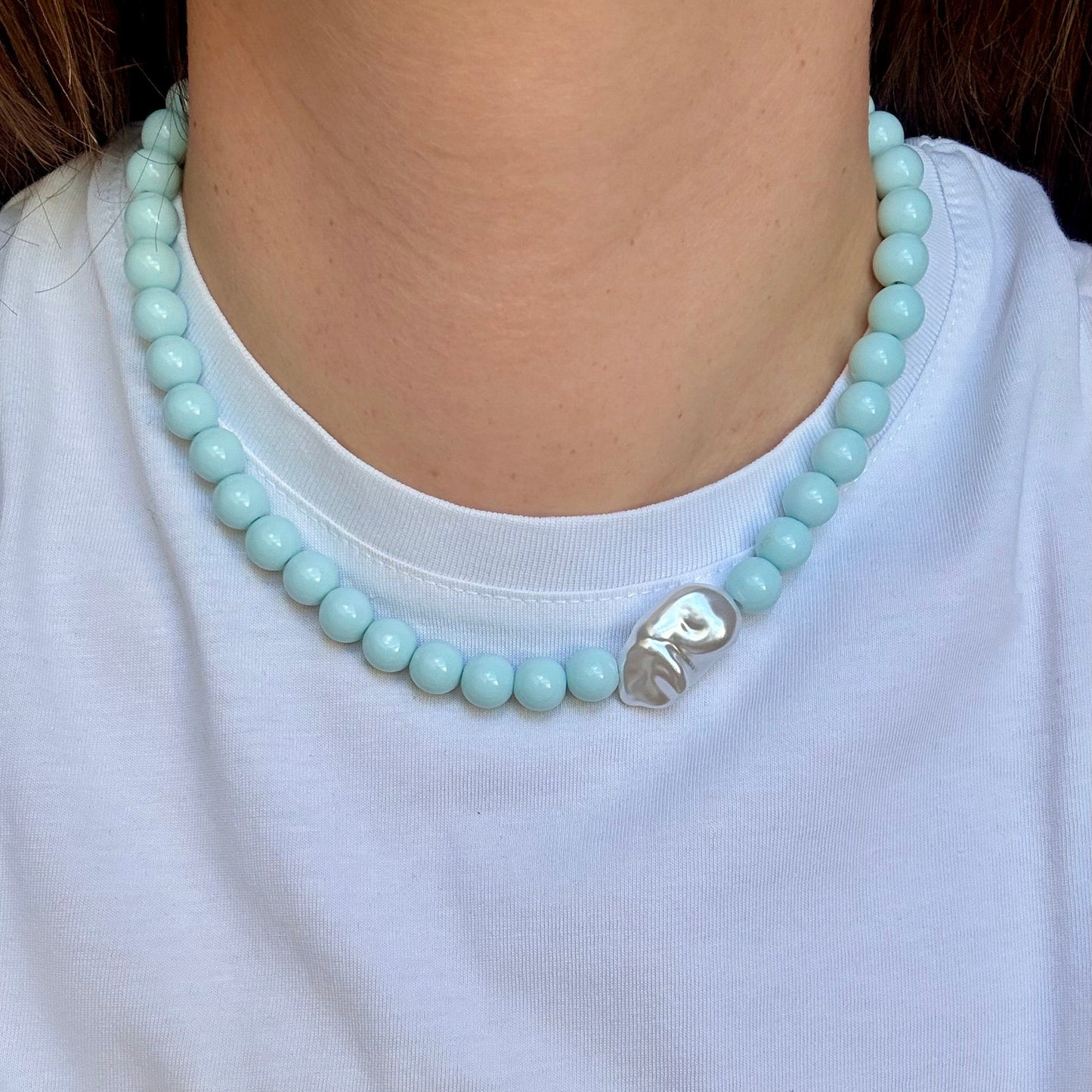 Collier Santorin bleu pastel porté avec t-shirt blanc
