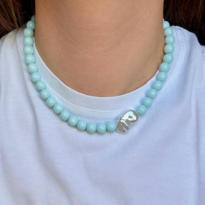 Collier Santorin bleu pastel porté avec t-shirt blanc