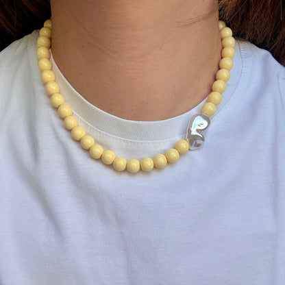 Collier Santorin jaune pastel porté avec t-shirt blanc