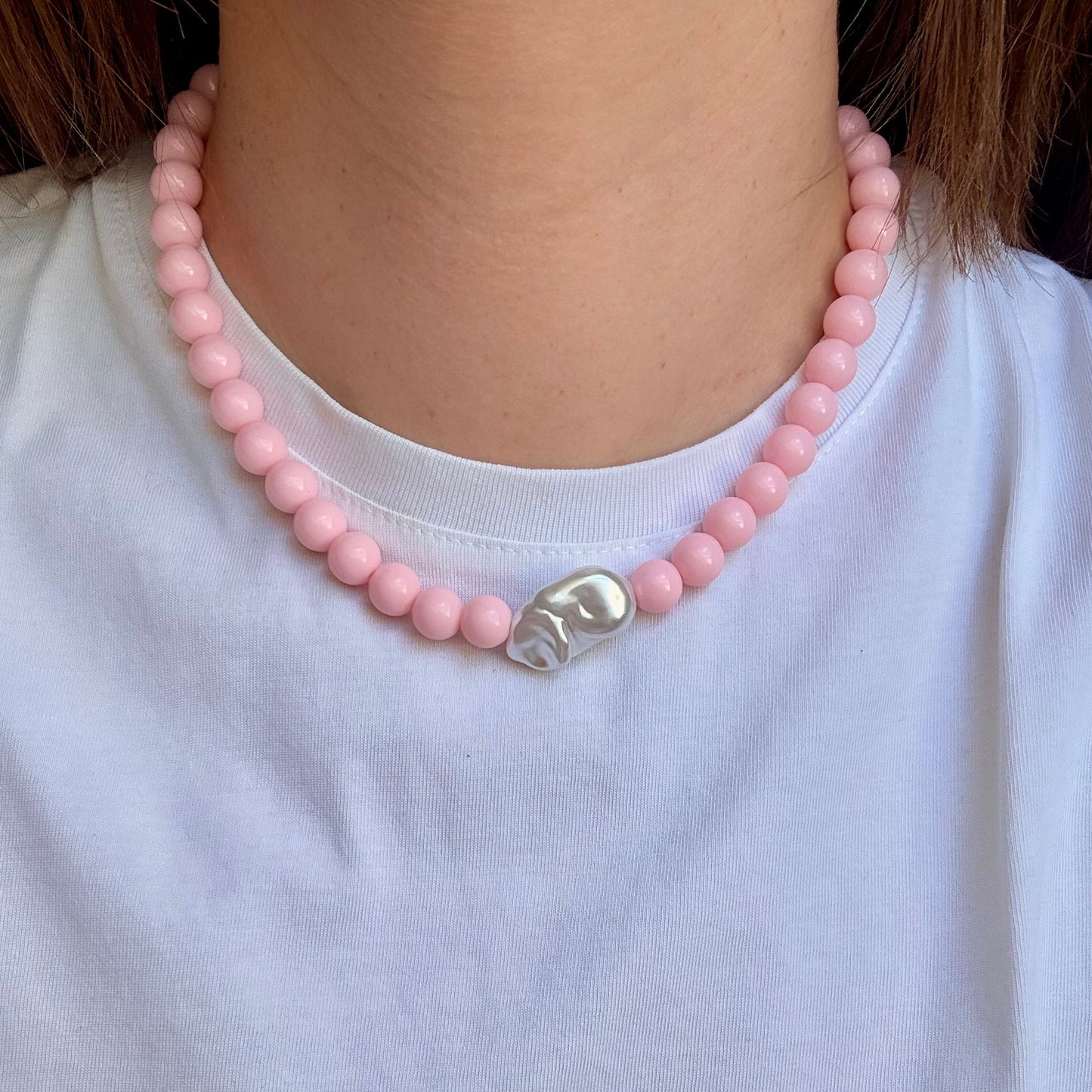 Collier Santorin rose pastel porté avec t-shirt blanc