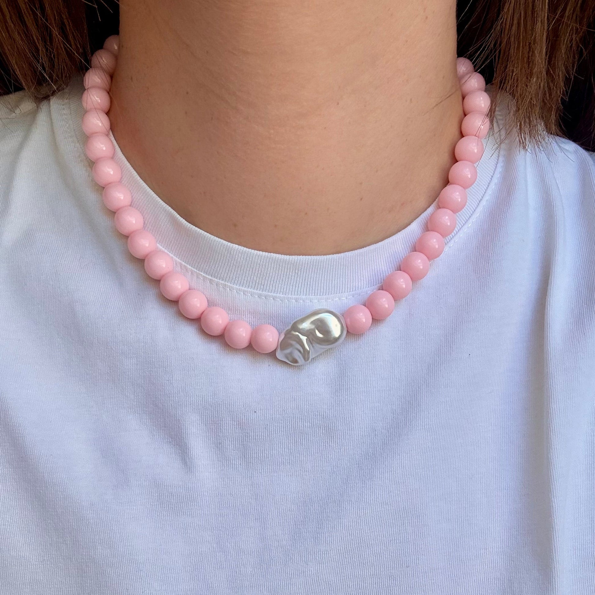 Collier Santorin rose pastel porté avec t-shirt blanc