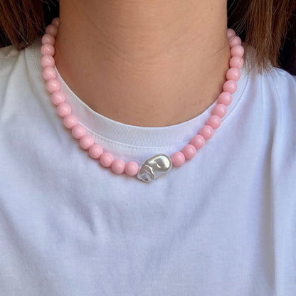 Collier Santorin rose pastel porté avec t-shirt blanc