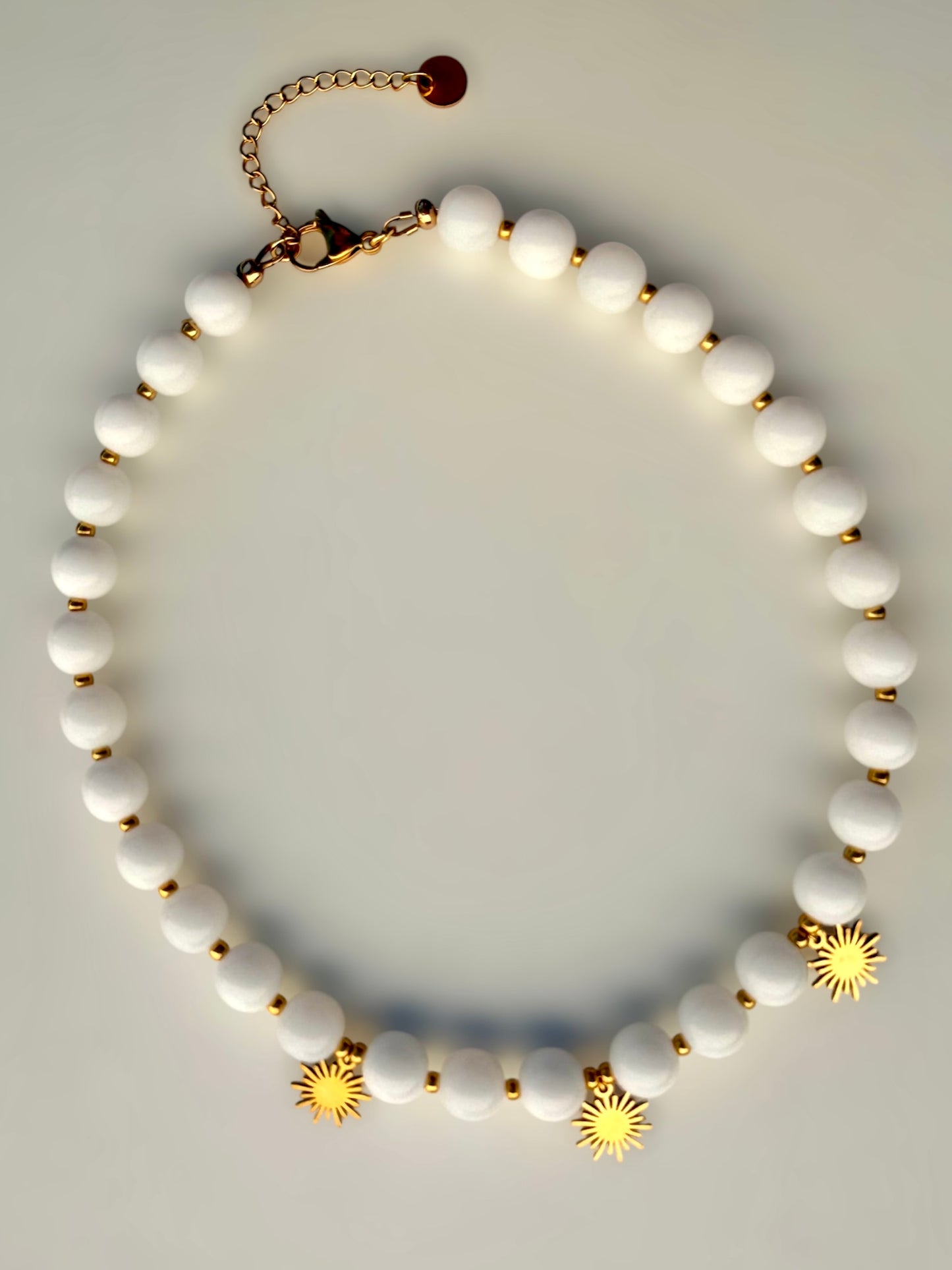 SOLSTICE - Collier de perles et soleils dorés