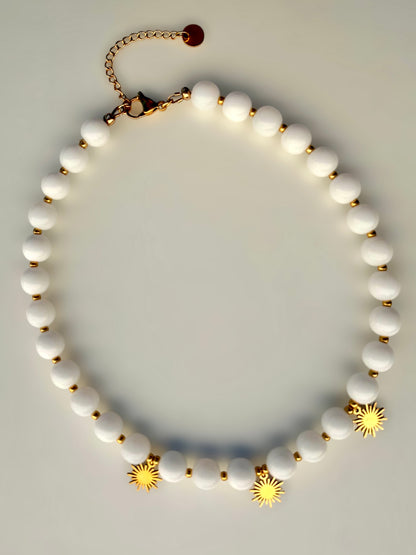 SOLSTICE - Collier de perles et soleils dorés