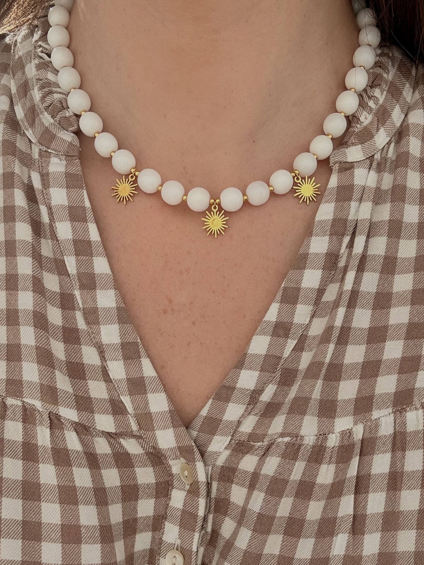 SOLSTICE - Collier de perles et soleils dorés