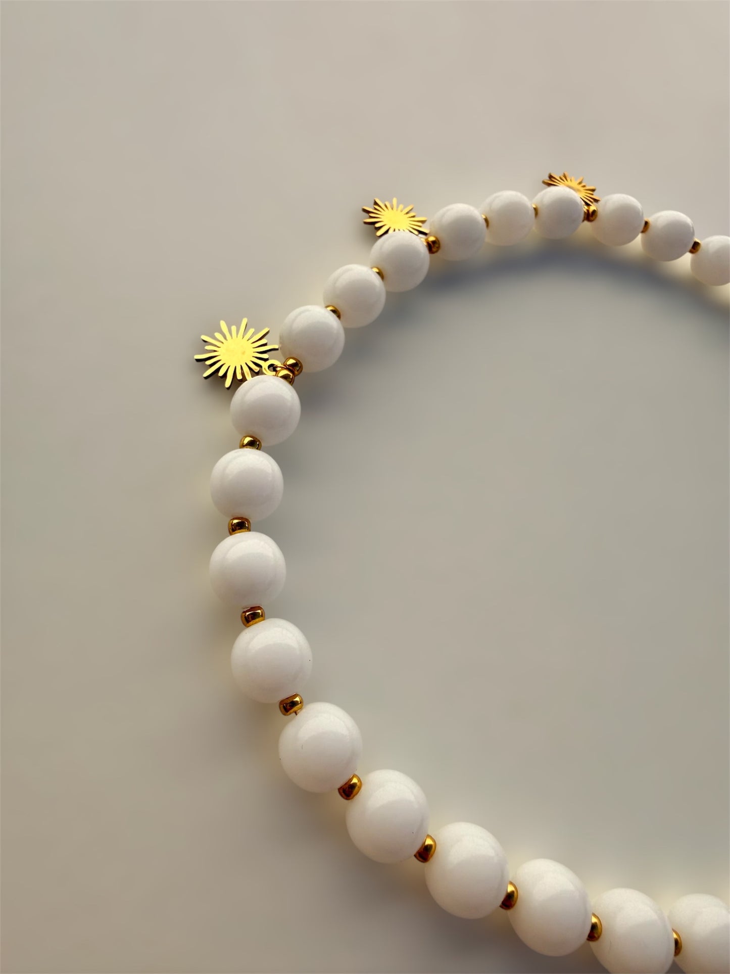 SOLSTICE - Collier de perles et soleils dorés