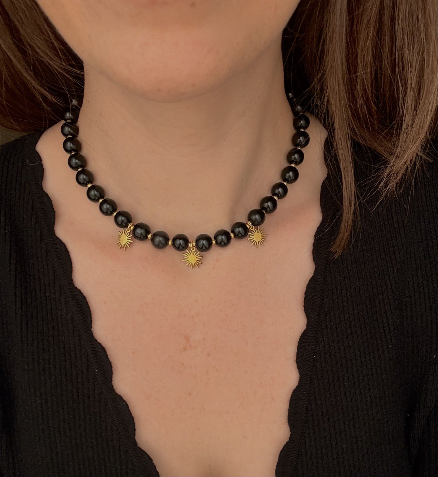 SOLSTICE - Collier de perles et soleils dorés